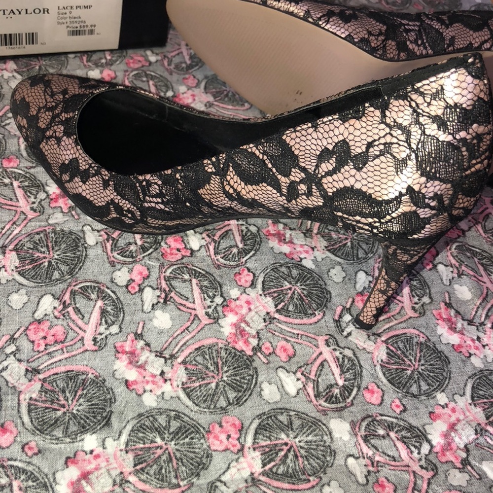 Ann Taylor Black/pink lace pumps